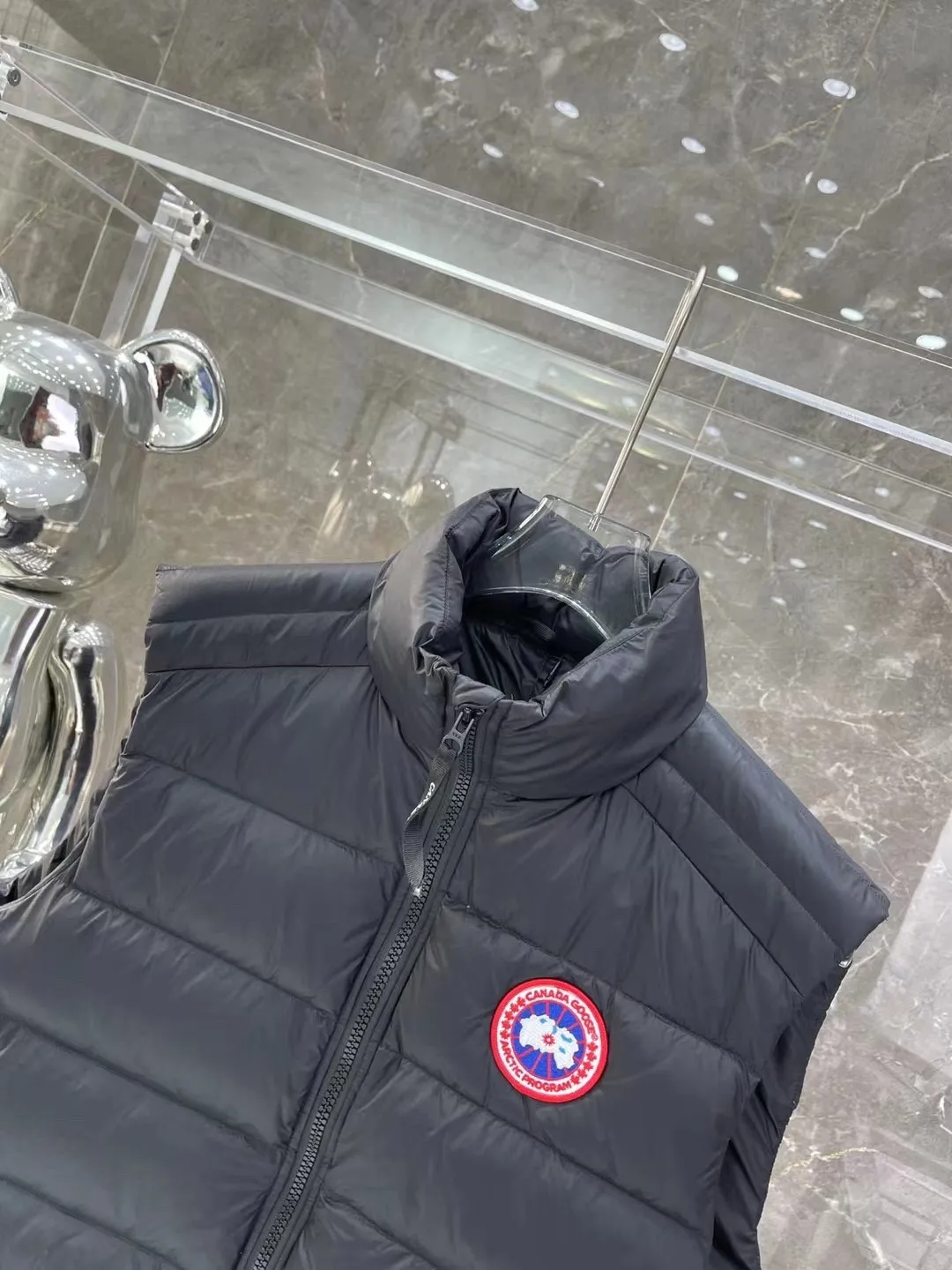P480 top version Canadian brand vest new model Canada Goose has always been recognized as the warmest down jacket. Various Instagram celebrities, Internet celebrities, and celebrities often wear it for street photos. I make Canada Goose every year, but I still can’t get rid of my love for it. No matter how cold the days are, there is no need to be afraid, because there is! Filled with 90% white duck down, it is the legendary warmest down jacket and is known as a must-have for Arctic outdoor sports! The most popular down jacket in the world, celebrities are rushing to buy it, it is a must-have! Same style for men and women Size: xs ~ xxl
